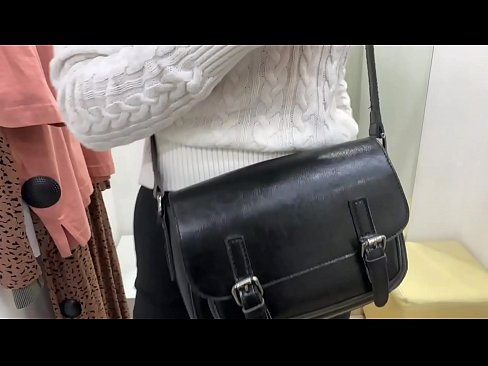❤️ Masturbazzjoni pubblika tal-kelba żagħżugħa FeralBerry b'dildo fil-kamra tal-armar ❤️ Vidjo porn fil-porn mt.porn-milf-300.ru ❌❤