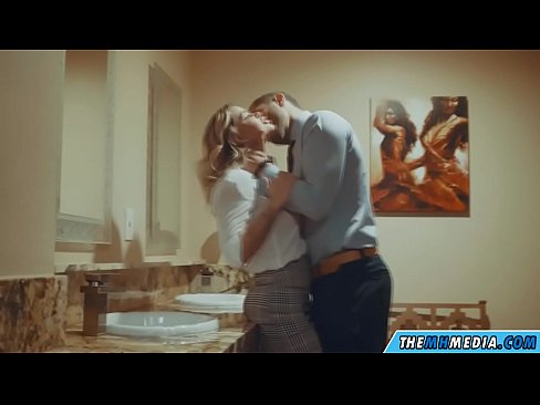 ❤️ Meta blonda busty seduces f'kamra tal-banju pubbliku ❤️ Vidjo porn fil-porn mt.porn-milf-300.ru ❌❤